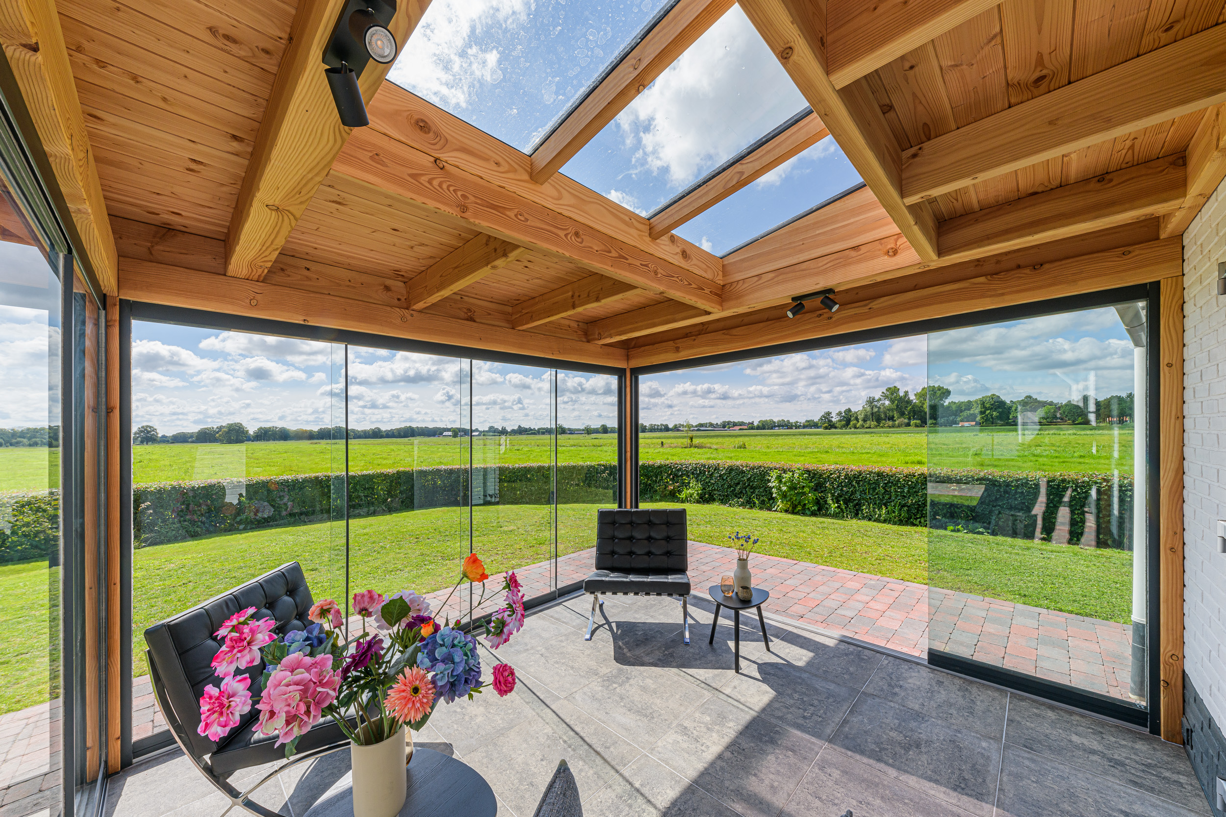 Overkapping Douglas op maat  met glazen schuifwanden en een glazen dak