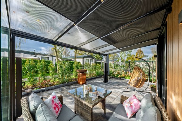 02-veranda-polycarbonaat-plisse-zonwering-voorthuizen_visser-verandas-2