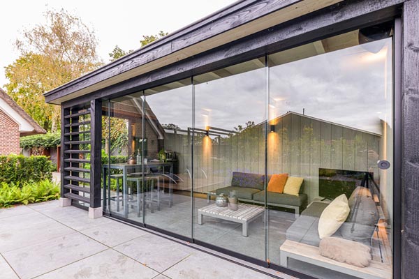 sfeerbeeld_glasschuifwanden_houten-buitenverblijf_visser-verandas