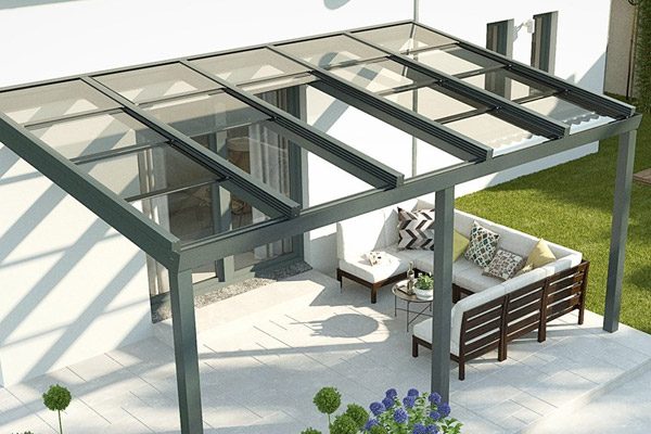 Veranda in de zomer met een schuifdak